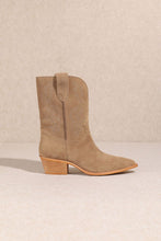 Load image into Gallery viewer, NEWEST ARRIVAL Short Brown Western Boots
