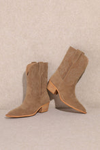 Load image into Gallery viewer, NEWEST ARRIVAL Short Brown Western Boots
