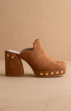 Load image into Gallery viewer, NEWEST ARRIVAL Caramel Brown Platform Clog Mules
