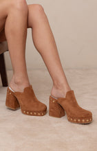 Load image into Gallery viewer, NEWEST ARRIVAL Caramel Brown Platform Clog Mules
