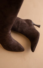 Load image into Gallery viewer, NEWEST ARRIVAL Coffee Brown Knee High Boots
