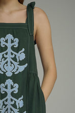 Load image into Gallery viewer, NEWEST ARRIVAL Hunter Green/Blue Embroidered Center Midi Dress
